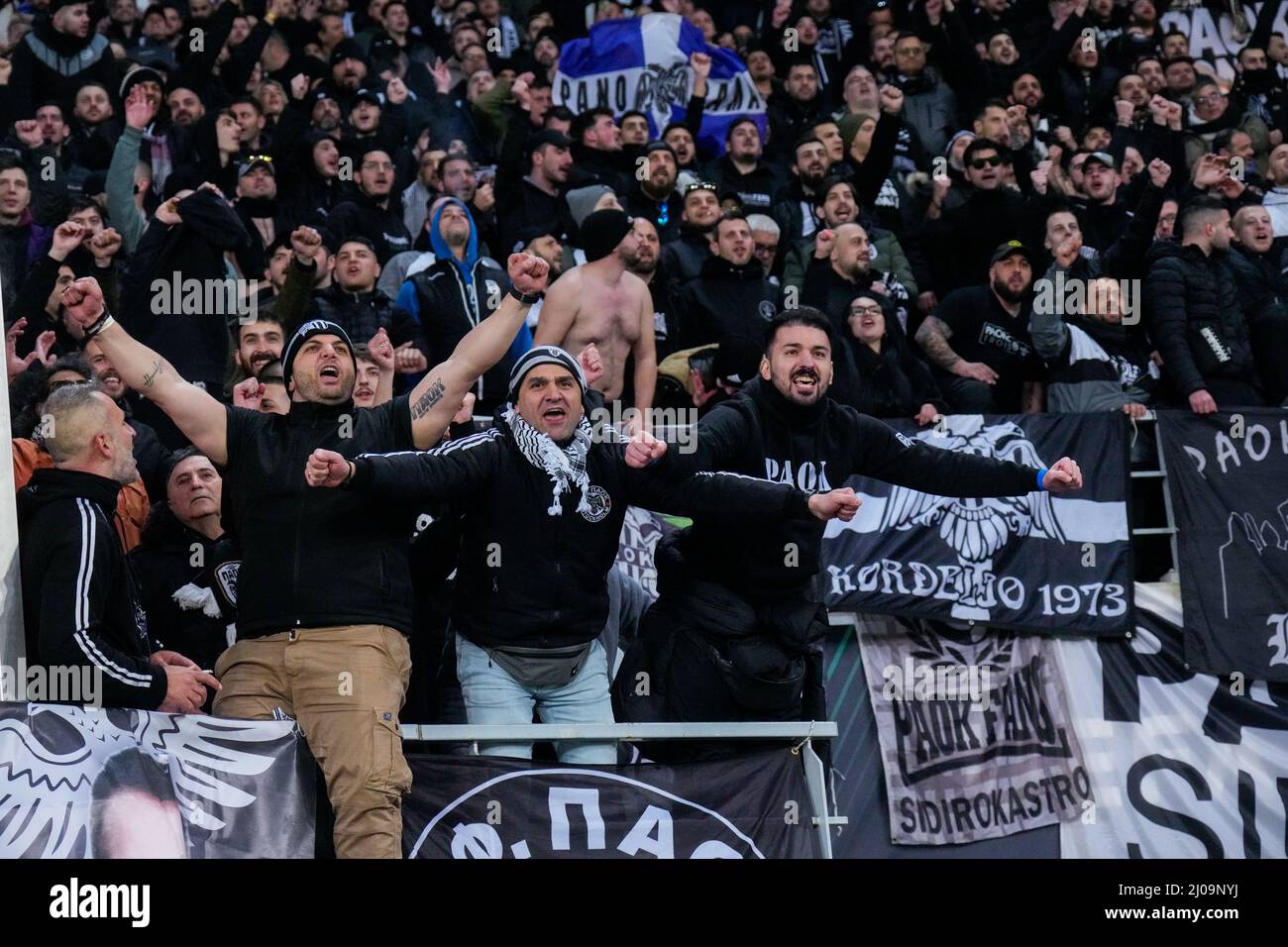 Gand, Belgio. 17th Mar 2022. GAND, BELGIO - MARZO 17: Tifosi e sostenitori del PAOK FC durante la partita della UEFA Conference League tra KAA Gent e PAOK FC alla Ghelamco Arena il 17 Marzo 2022 a Gand, Belgio (Foto di Geert van Erven/Orange Pictures) Credit: Orange Pics BV/Alamy Live News Foto Stock