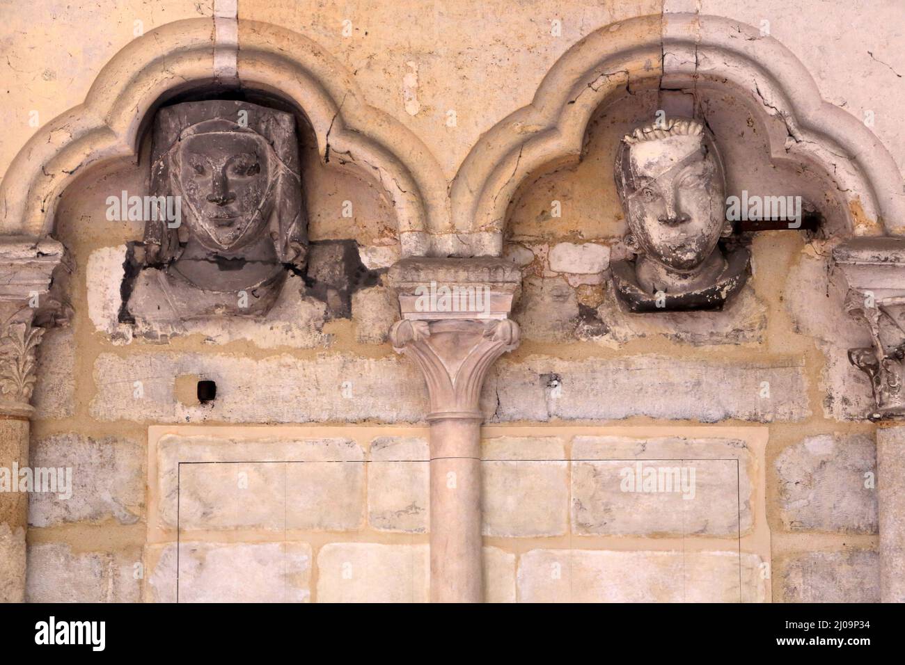 Coppia d'hortillons qui offrirent leur champs sur lequel la cathédrale fut Bâtie. Cathédrale Notre-Dame d'Amiens. Amiens. Somme. Picardie. Francia. Foto Stock