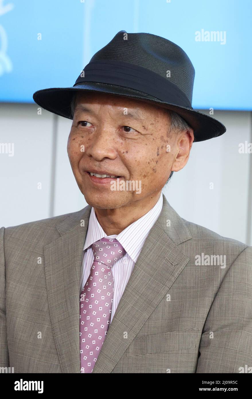 Tokyo, Giappone - lo scienziato giapponese di robot Menoru Asada del professore emerito dell'Università di Osaka parla alla cerimonia di apertura di una mostra di robot 'voi e robot. 17th Mar 2022. Che cosa significa essere umani?" Al Museo Nazionale della Scienza e dell'innovazione emergenti (Miraikan) di Tokyo giovedì 17 marzo 2022. La mostra, che mostra più di 100 robot più recenti e storici, si terrà da marzo 18 ad agosto 31. Credit: Yoshio Tsunoda/AFLO/Alamy Live News Foto Stock