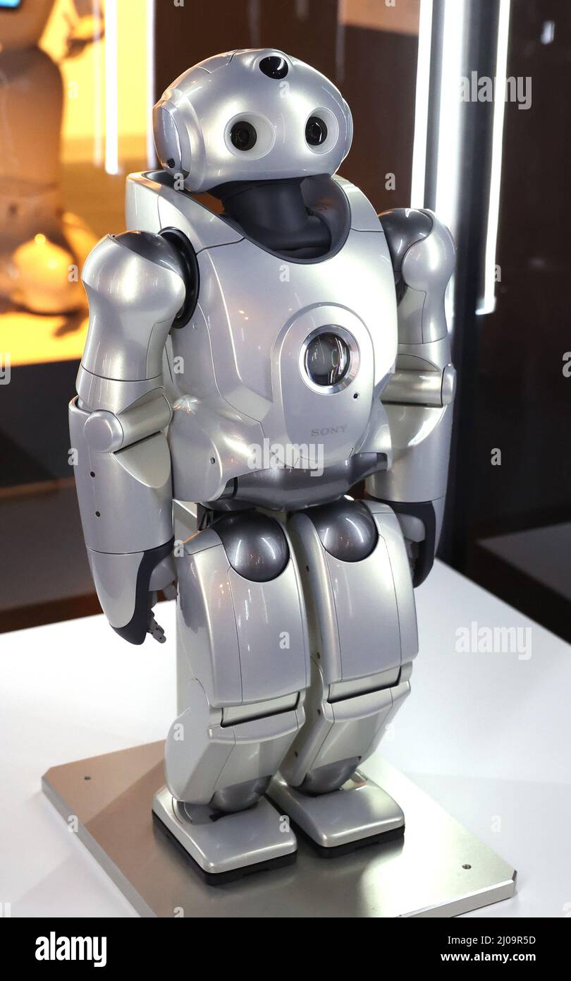 Tokyo, Giappone - il gigante giapponese dell'elettronica il robot umanoide  QRIO di Sony viene presentato in anteprima dalla stampa di una mostra di  robot "voi e robot". 17th Mar 2022. Che cosa