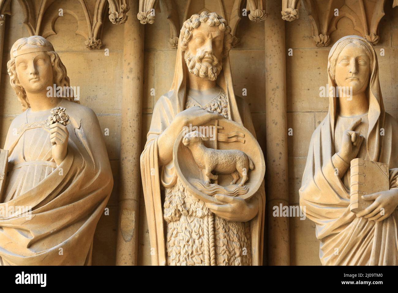 Sainte-Cécile, Saint-Jean Baptiste et Sainte-Anne. 13 ème siècle. Portail de la Vierge. Cathédrale Saint-Etienne. Metz. Mosella. Lorena. Francia. Foto Stock