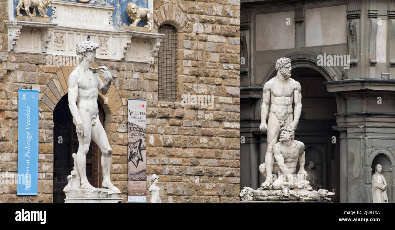 Copia delle statue del David di Michelangelo di fronte a Palazzo Vecchio, Firenze, Toscana, Italia Foto Stock