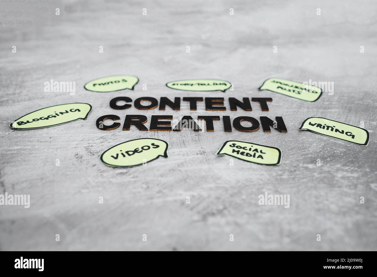 creazione di contenuti e concetto di narrazione, testo circondato da fumetti icone con diversi elementi di contenuti online, da foto e video a b Foto Stock