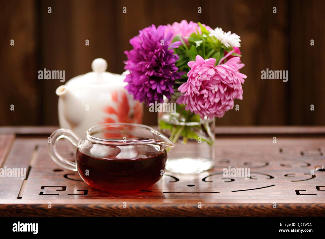 Bouquet di cerotti viola e rosa e teaware per la cerimonia cinese del tè copyspace Foto Stock