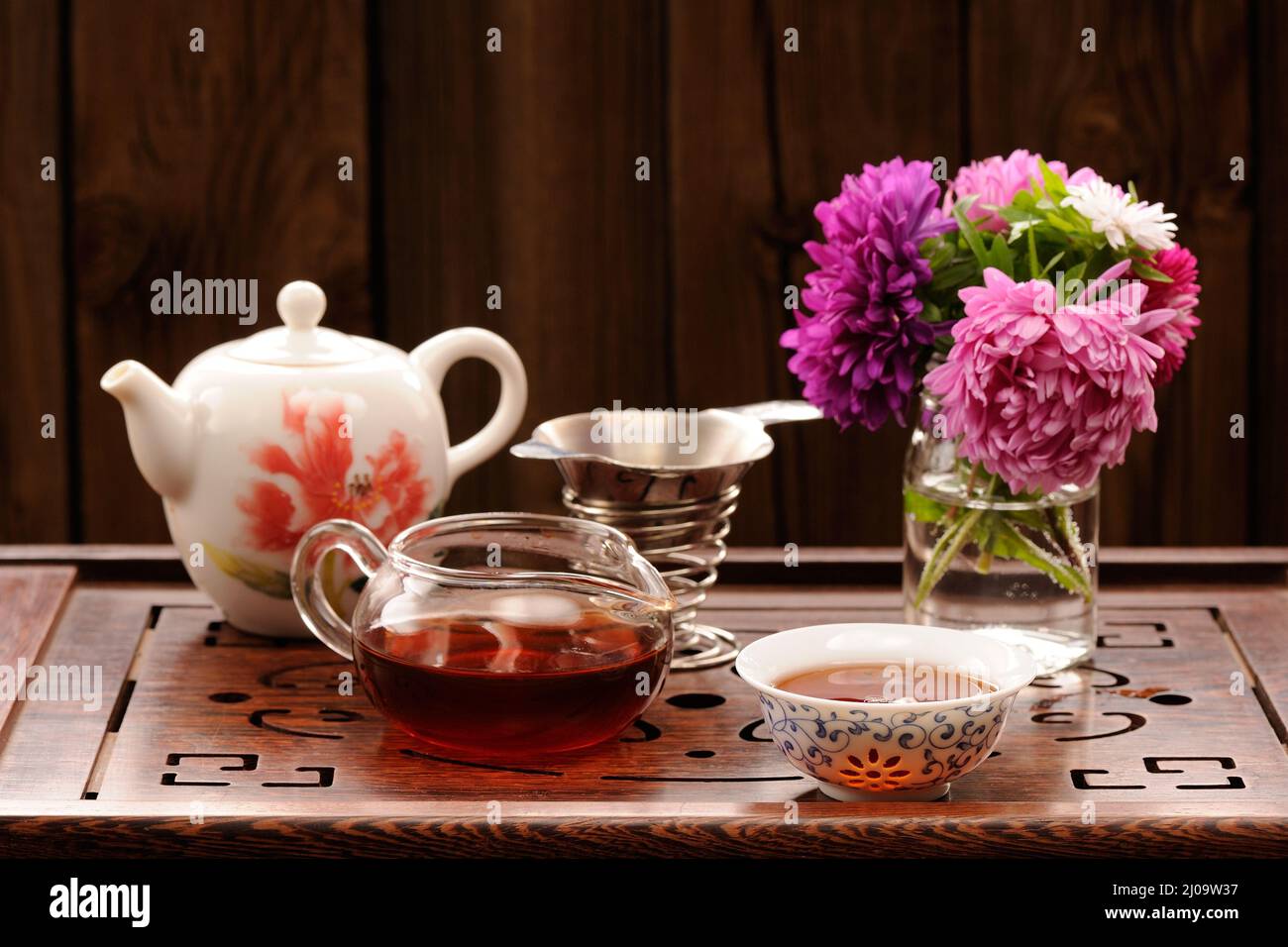 Bouquet di cerotti viola e rosa e teaware per la cerimonia cinese del tè orizzontale Foto Stock