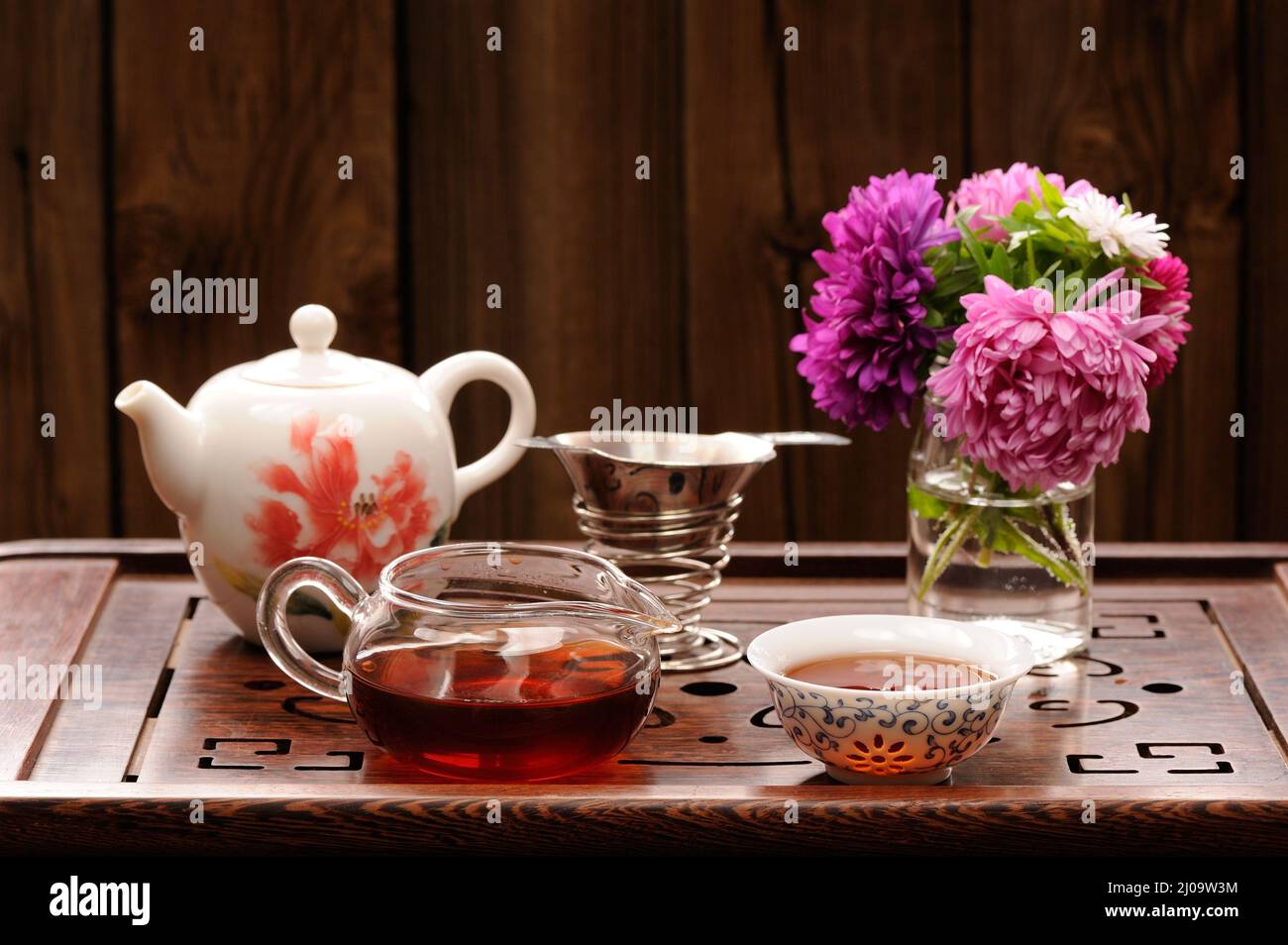 Bouquet di cerotti viola e rosa e teaware per la cerimonia cinese del tè orizzontale Foto Stock