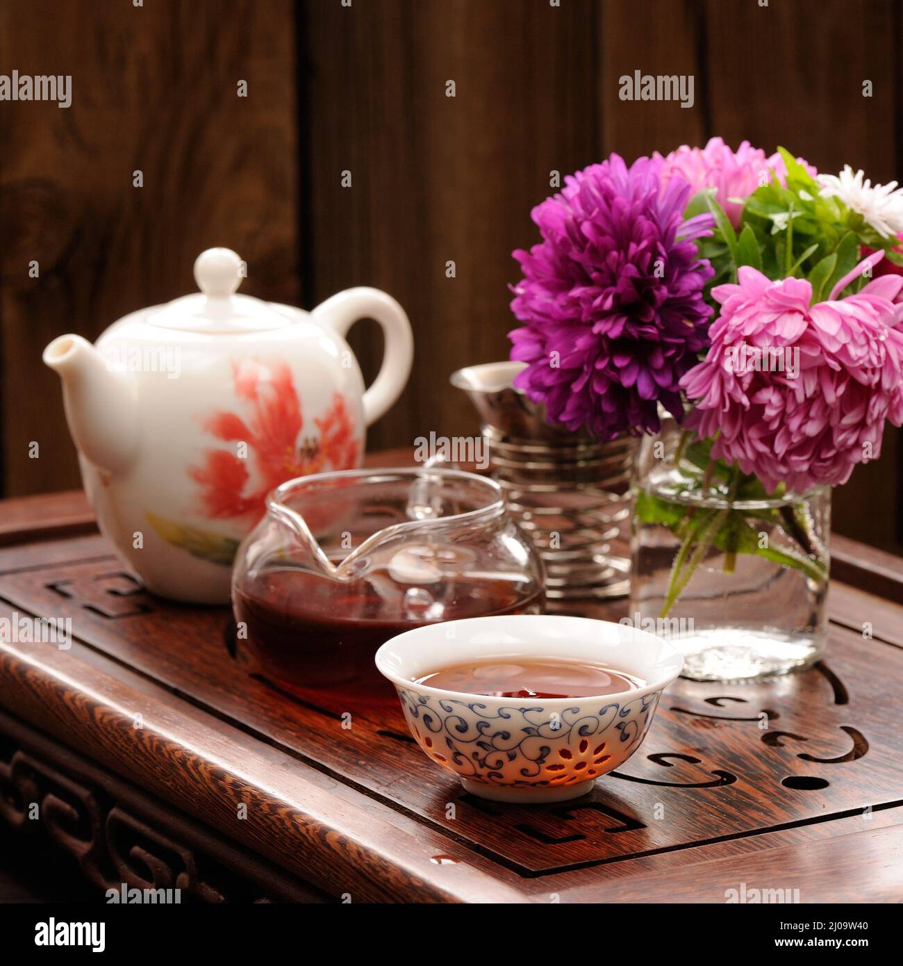 Bouquet di cerotti viola e rosa e teaware per la piazza della cerimonia del tè cinese Foto Stock