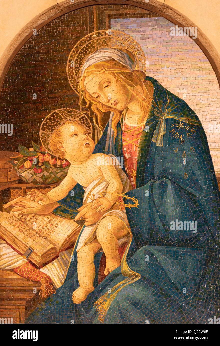 Bari - il mosaico della Madonna in piazza della Madonina dopo Sandro Boticelli (1480). Foto Stock