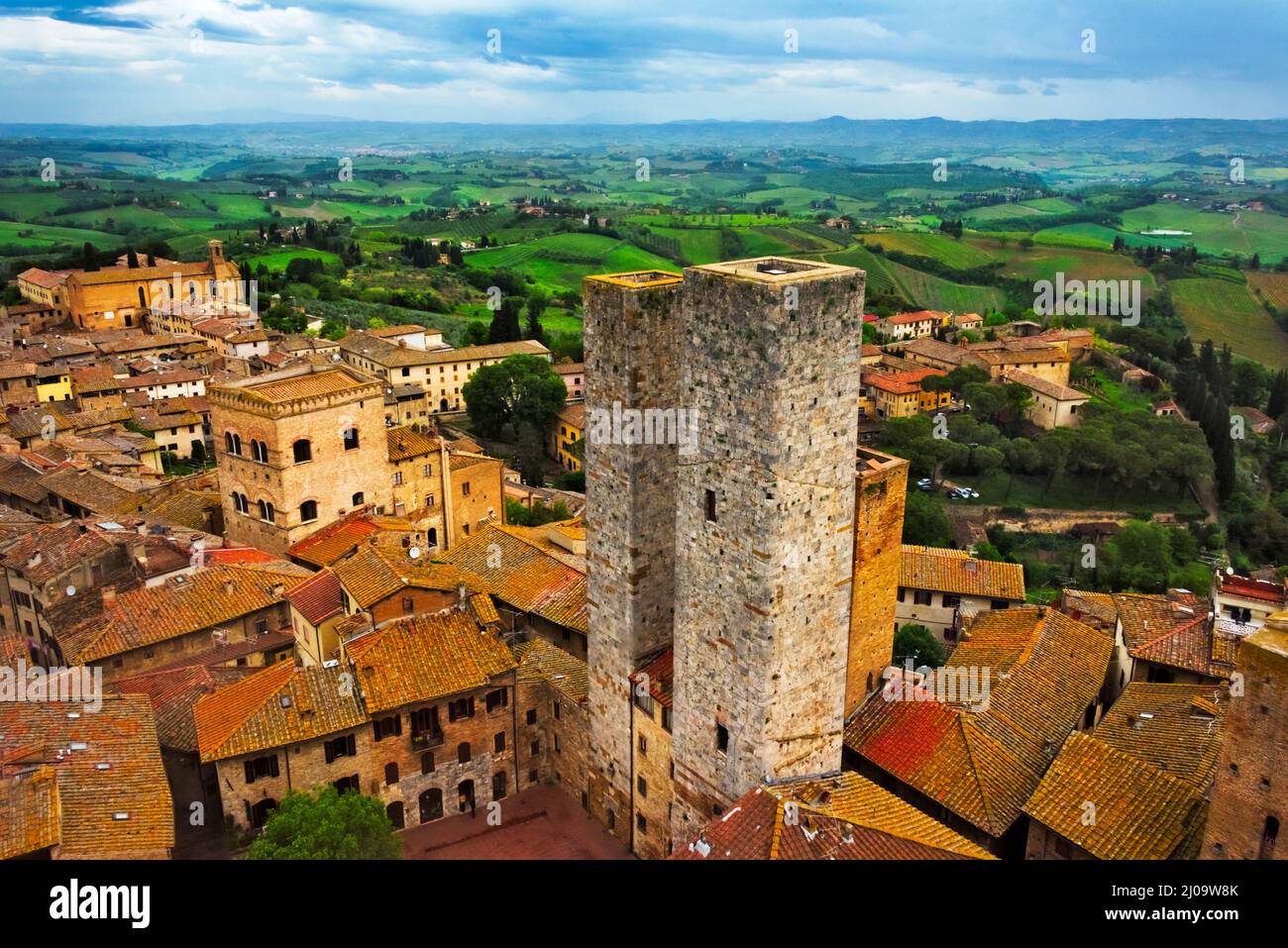 Le Torri Salvucci e le case con tetto rosso nel centro storico di San Gimignano, Patrimonio dell'Umanità dell'UNESCO, Provincia di Siena, Regione Toscana, Italia Foto Stock