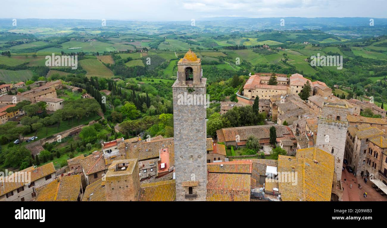 Torre e case con tetto rosso nel centro storico di San Gimignano, Patrimonio dell'Umanità dell'UNESCO, Provincia di Siena, Regione Toscana, Italia Foto Stock