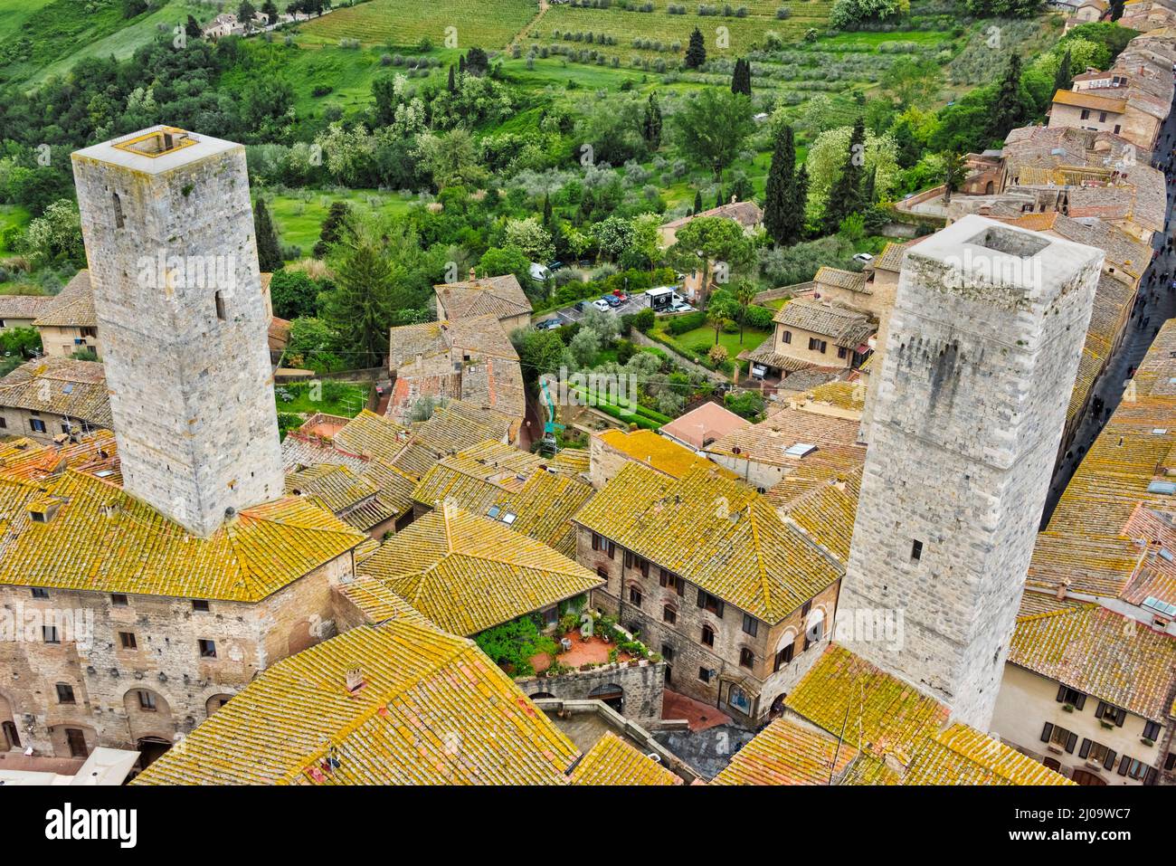 Torri e case con tetto rosso nel centro storico di San Gimignano, Patrimonio dell'Umanità dell'UNESCO, Provincia di Siena, Regione Toscana, Italia Foto Stock