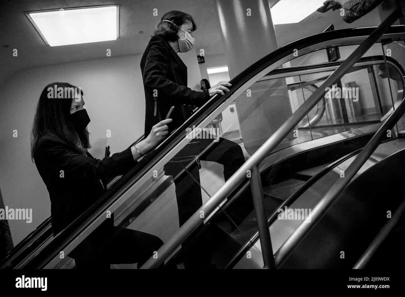 Il senatore degli Stati Uniti Dianne Feinstein (democratico della California) cammina attraverso la metropolitana del Senato al Campidoglio degli Stati Uniti durante un voto a Washington, DC, giovedì 17 marzo 2022. Il senatore Feinsteinâs marito Richard Blum è morto quasi tre settimane fa il 27 febbraio 2022. Credito: Rod Lammey/CNP Foto Stock