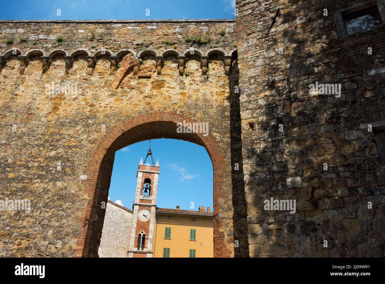 Cinta muraria del centro storico di San Quirico d'Orcia, Provincia di Siena, Regione Toscana, Italia Foto Stock
