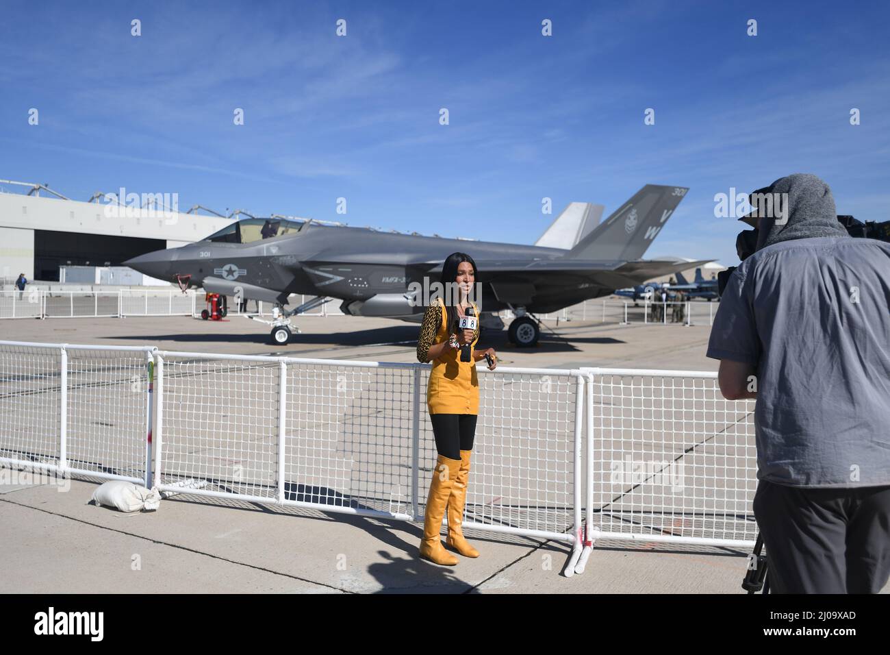 Reporter che fa una storia sulla prima F-35C per arrivare a MCAS Miramar, San Diego, California. Foto Stock