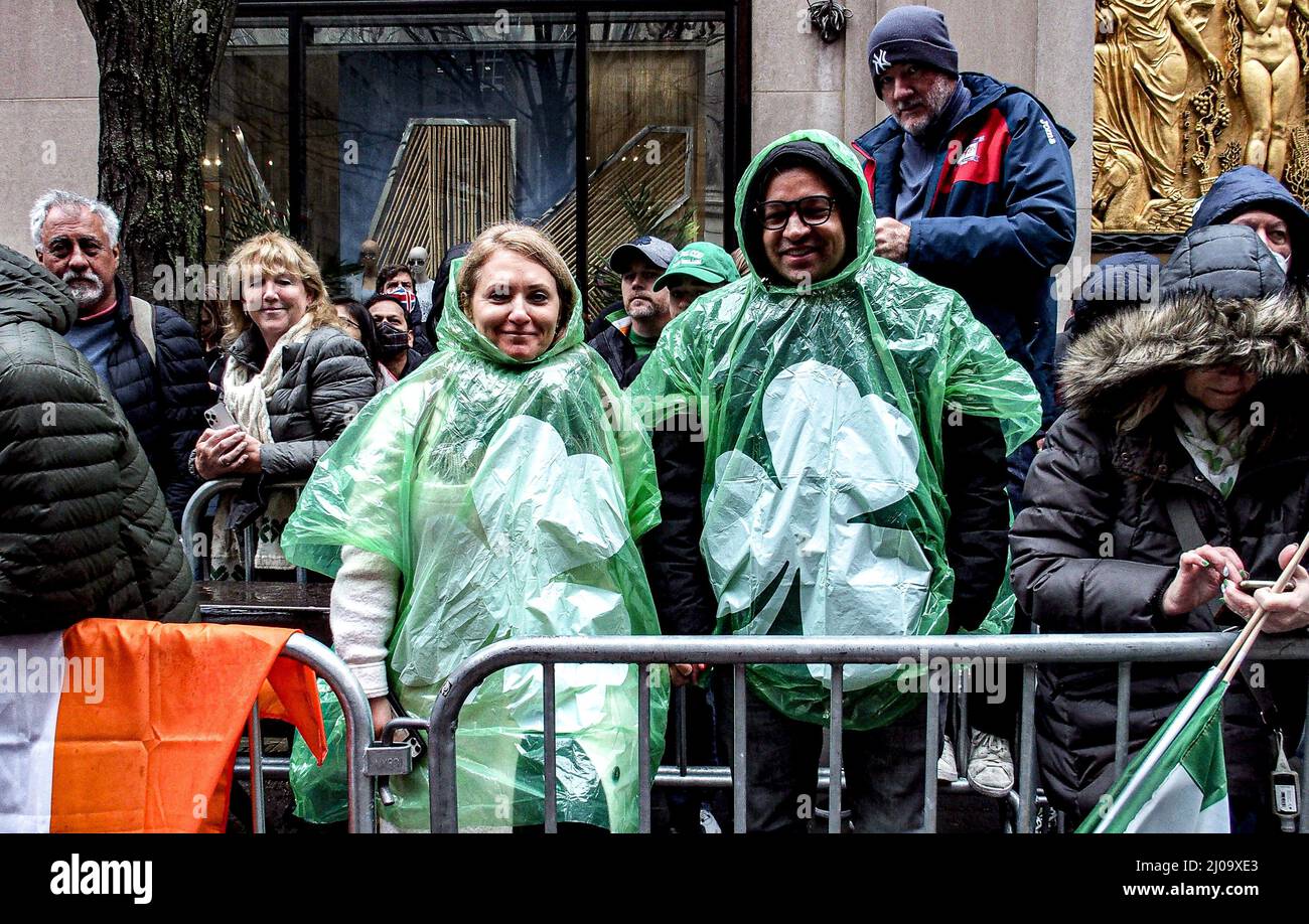 New York, Stati Uniti. 17th Mar 2022. Piovendo o brillando, centinaia di migliaia di spettatori sono venuti a celebrare la sfilata di San Patrizio a New York. Nel suo 260th anni dal suo inizio, la sfilata è stata benvenuta e ha dato il coraggio per la gente del posto e i visitatori sia dopo un adeguamento di due anni dovuto COVID.Starting da 44th St. E 5th Ave., la sfilata contiene circa 150.000 marchers passando St. Patrick's Church e Central Park, Lungo il Museum Mile e terminando in East 79th Street. Credit: ZUMA Press, Inc./Alamy Live News Foto Stock