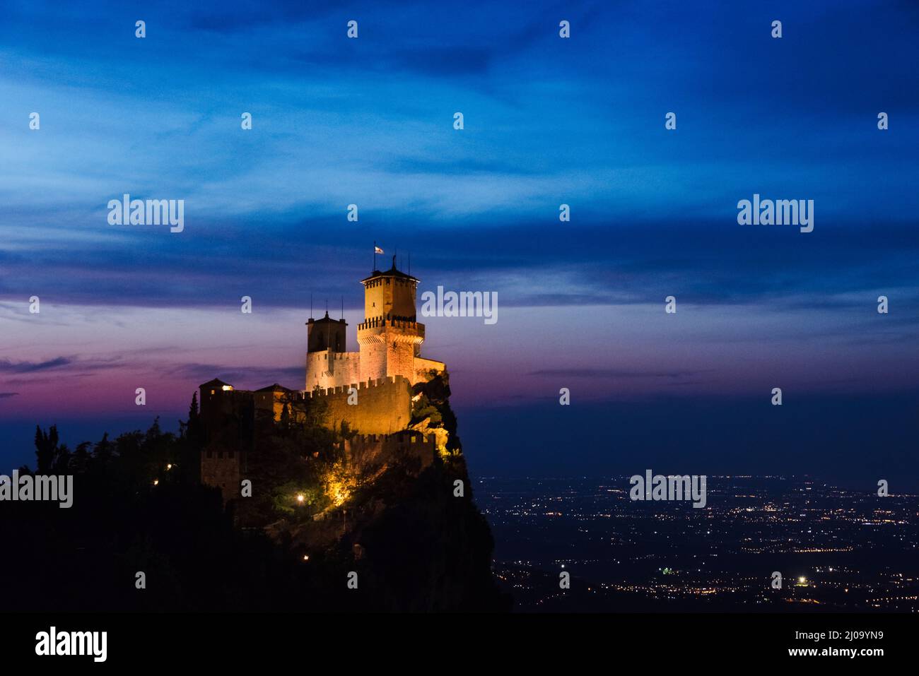 Veduta notturna della Fortezza di Guaita sul Monte Titano, la prima Torre delle tre Torri di San Marino, Repubblica di San Marino Foto Stock