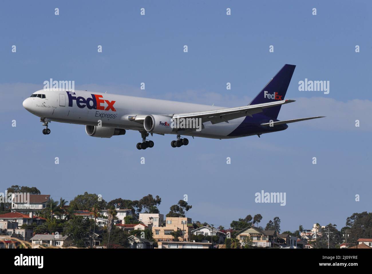 Fed ex Boeing 767 arriva all'aeroporto internazionale di San Diego Foto Stock