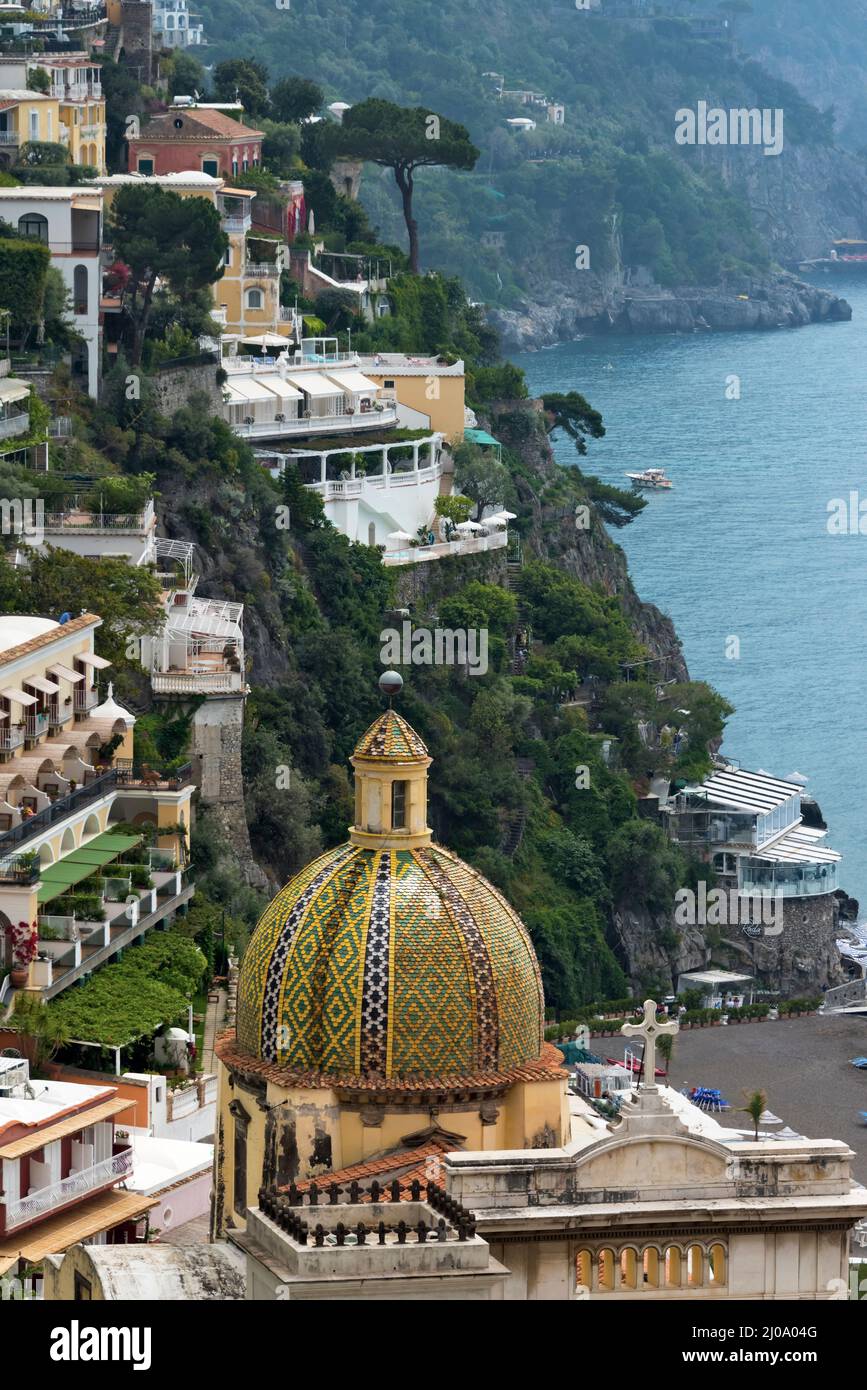 Chiesa di Santa Maria Assunta e case di Positano lungo la Costiera Amalfitana, Provincia di Salerno, Regione Compania, Italia Foto Stock