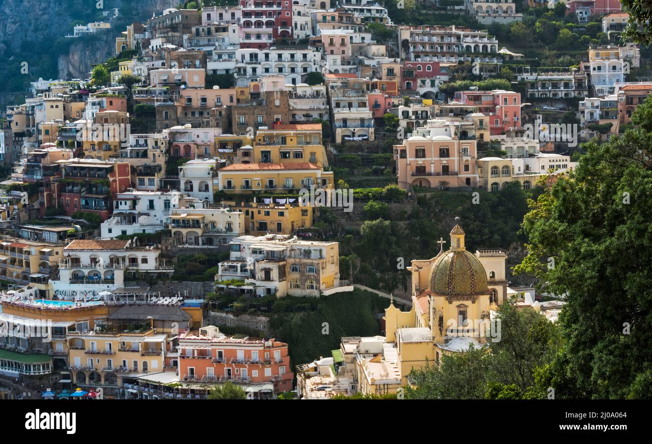 Chiesa di Santa Maria Assunta e case di Positano lungo la Costiera Amalfitana, Provincia di Salerno, Regione Compania, Italia Foto Stock