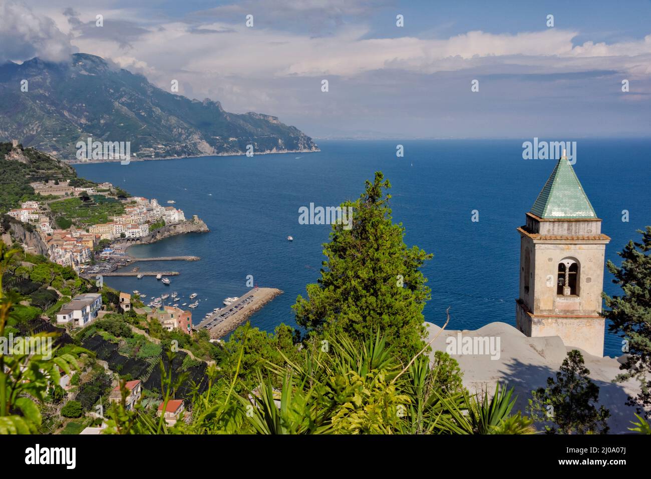 Torre della Chiesa lungo la Costiera Amalfitana, Amalfi, Provincia di Salerno, Regione Compania, Regione Compania, Italia Foto Stock