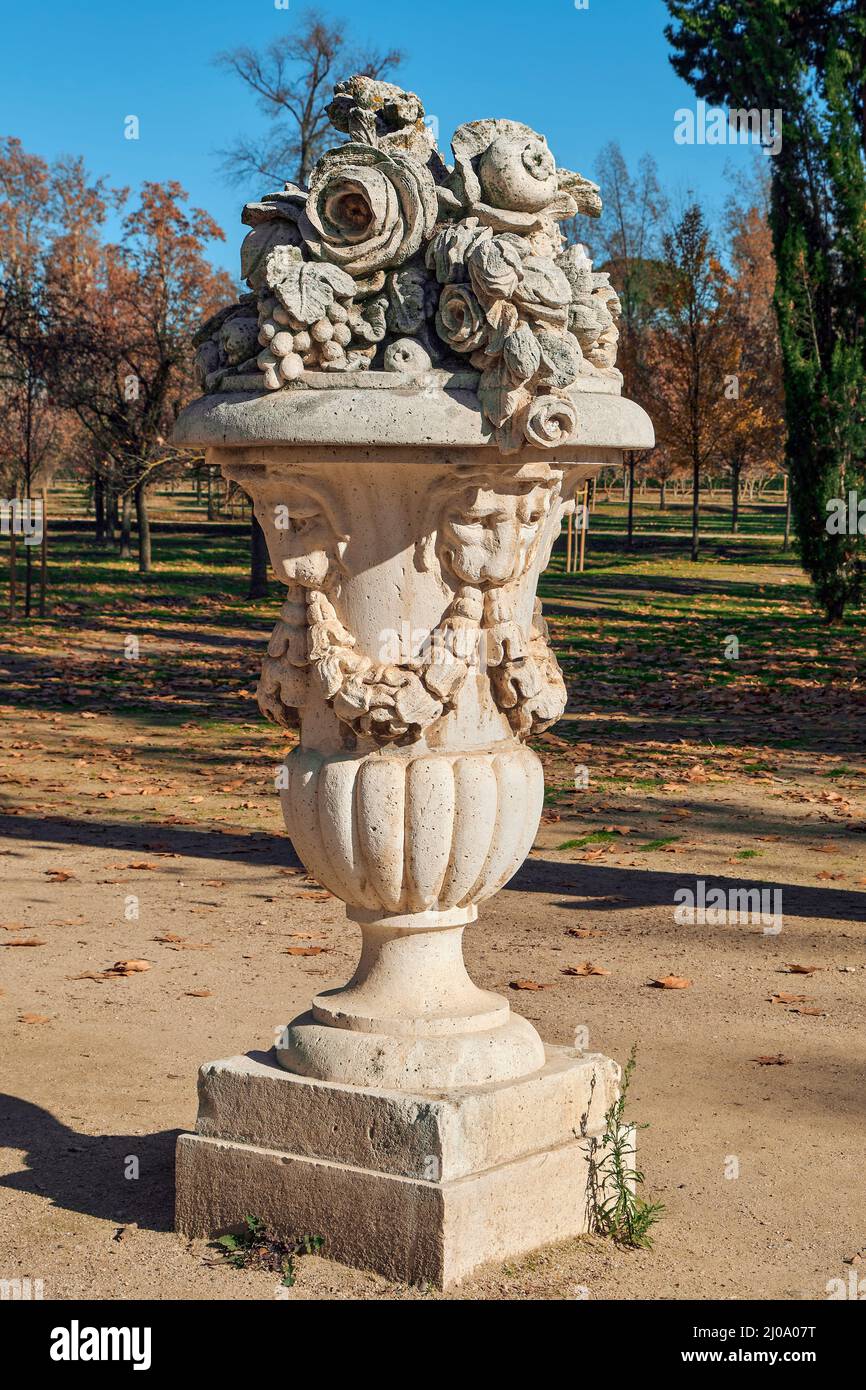 Coppa ornamentale in pietra bianca con fiori che adornano la passeggiata nel Jardin del Principe nella città di Aranjuez, provincia di Madrid, Spagna, Europa Foto Stock