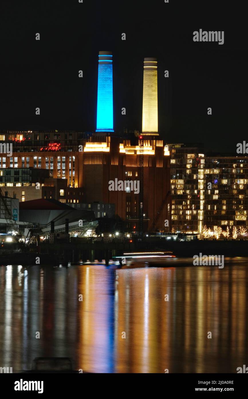 London, UK, 17th Mar, 2022. I quattro chinmeys in cima alla centrale elettrica di Battersea sono illuminati nei colori della bandiera Ucraina. L'edificio è uno dei molti punti di riferimento di Londra che continuano a illuminarsi in una dimostrazione di solidarietà con la nazione e i suoi cittadini da quando le truppe russe hanno invaso. Credit: Undicesima ora Fotografia/Alamy Live News Foto Stock