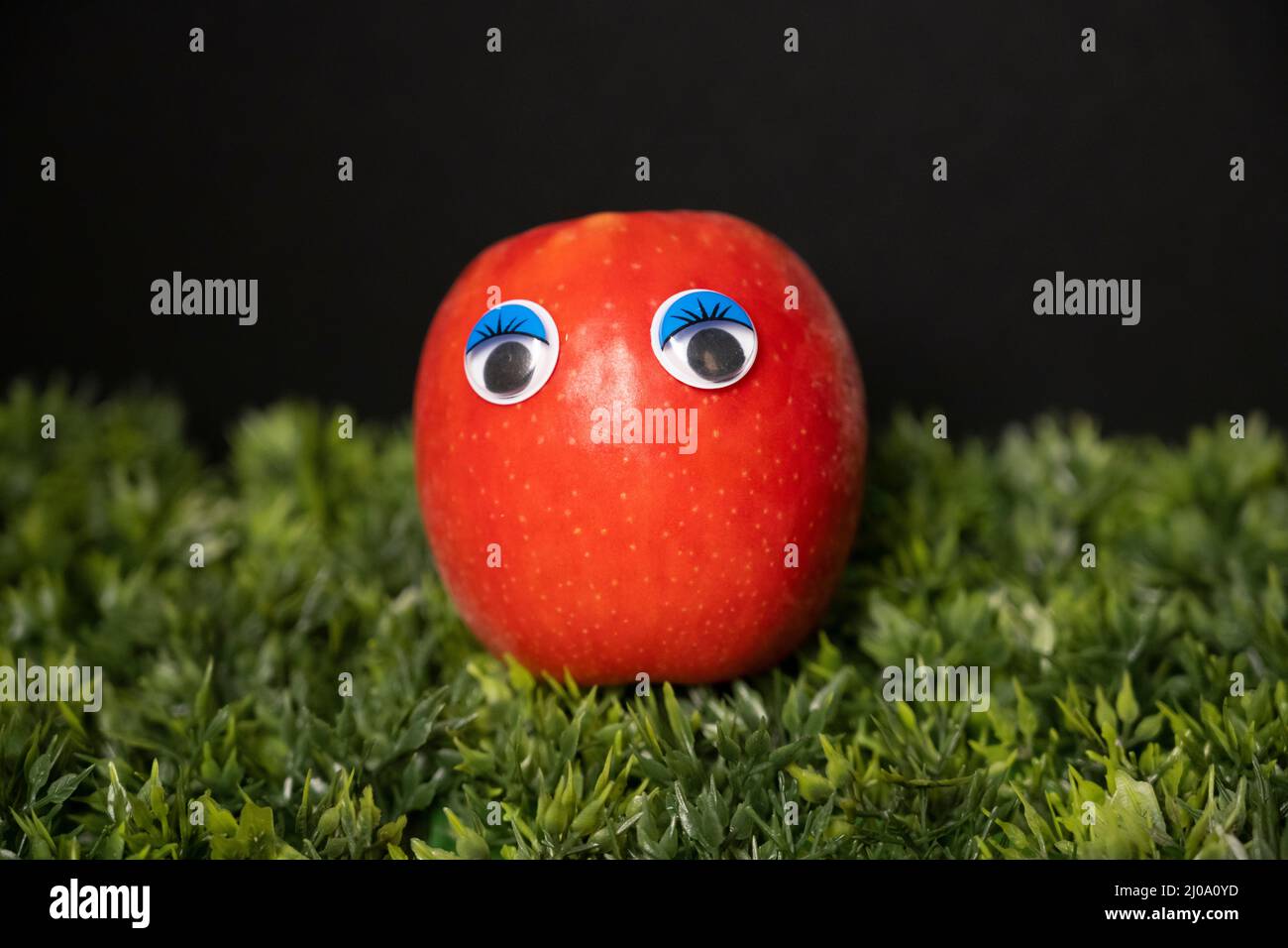 pomme rouge avec des yeux Foto Stock