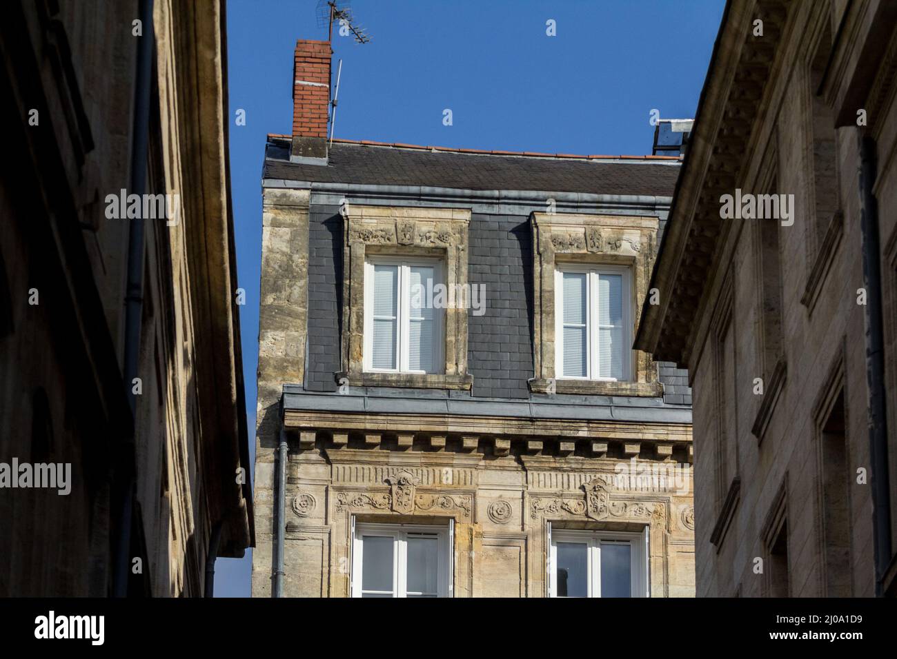 Facciate tipiche in stile Pre Haussmann, del 18th secolo, tradizionali nei centri della città di città francesi come Bordeaux con la loro tradizionale s. Foto Stock