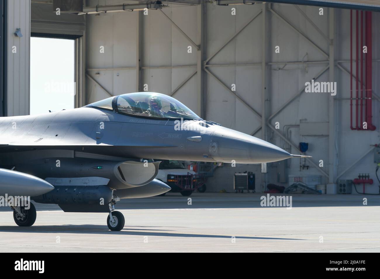 Un velivolo US Air Force F-16 Fighting Falcon assegnato alla Guardia Nazionale del Wisconsin Air 115th Fighter Wing, Truax Field, Madison, Wisconsin, si prepara al decollo in supporto del North American Aerospace Defense Command's (NORAD) Operation Noble Defender (OND), 16 marzo 2022. Come parte dell'OND, che è un'operazione ricorrente, la regione continentale del NORAD degli Stati Uniti (CONR) ha coordinato e condotto le operazioni di addestramento di velivoli bi-nazionali mentre lanciano simultaneamente i jet da differenti posizioni attraverso la costa orientale degli Stati Uniti. Questa iterazione di OND, coinvolgendo First Air Force e ai Foto Stock