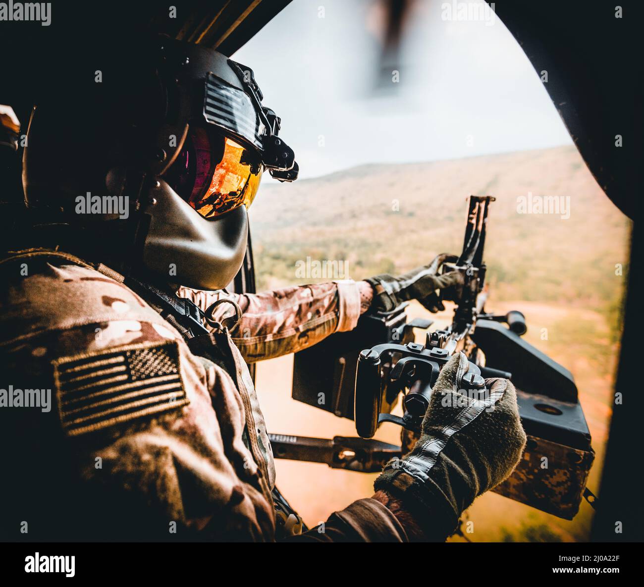 Un capo dell'equipaggio di elicotteri UH-60 Black Hawk, assegnato a 2nd Battaglione, 25th Combat Aviation Brigade, libera la sua mitragliatrice media del M240L dopo aver impegnato diversi bersagli di terra come parte di un'arma da fuoco aerea durante Hanuman Guardian 22, Lop Buri, Regno di Thailandia, 16 marzo 2022. Lavorando insieme, l'Esercito degli Stati Uniti e l'Esercito reale Tailandese conducono eventi multinazionali e combinati della task force che sono vitali per mantenere la prontezza e l'interoperabilità delle forze di sicurezza in tutta la regione. (STATI UNITI Foto dell'esercito dello staff Sgt. Timothy Hamlin) Foto Stock