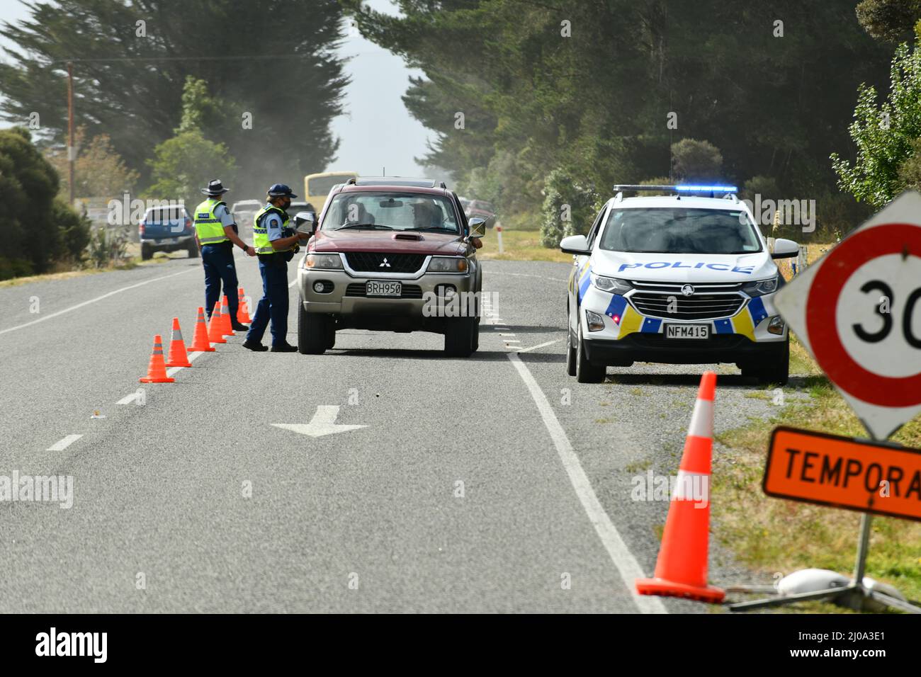 KUMARA, NUOVA ZELANDA, 8 GENNAIO 2022: La polizia ferma veicoli e prova per i piloti di bevande in un checkpoint di tiralizzatore il giorno della gara di Kumara Foto Stock