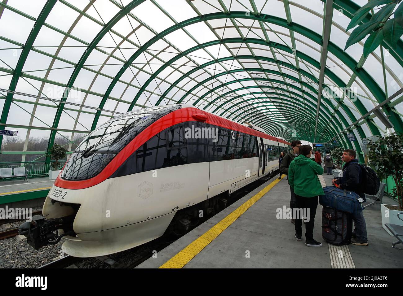 Otopeni, Romania - 17 marzo 2022: Stazione ferroviaria dall'aeroporto internazionale Henri Coanda di Bucarest, a Otopeni, 20 km. A nord di Bucarest. Foto Stock