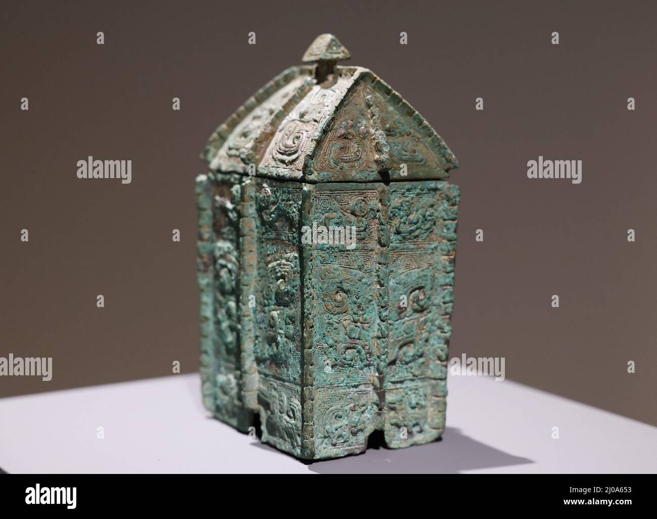 New York, Stati Uniti. 18th Mar 2022. Un'importante e rara nave e copertina del vino rituale di bronzo arcaico (Fang Yi), la Dinastia Late Shang, Anyang, del 12th secolo è in mostra presso un'anteprima mediatica per le aste della settimana Asia di Sotheby a New York il giovedì 17 marzo 2022. Marzo Asia Week prevede quattro aste evidenziate da rari bronzi arcaici cinesi, jades, ceramiche e altro ancora. Foto di John Angelillo/UPI Credit: UPI/Alamy Live News Foto Stock