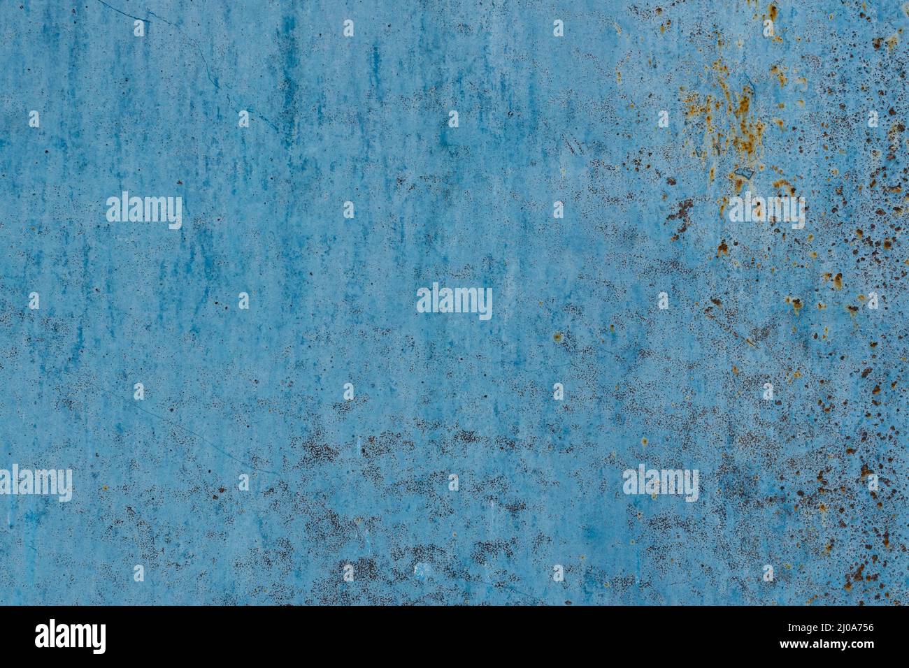 Struttura metallica con aree di corrosione. Vecchia e arrugginita struttura superficiale del metallo dipinta con vernice blu, alta risoluzione. Foto Stock
