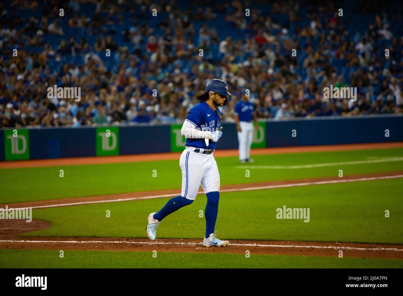 Il Toronto Blue Jays Shortstop Bo Bichette si trova alla prima base del Rogers Centre Foto Stock