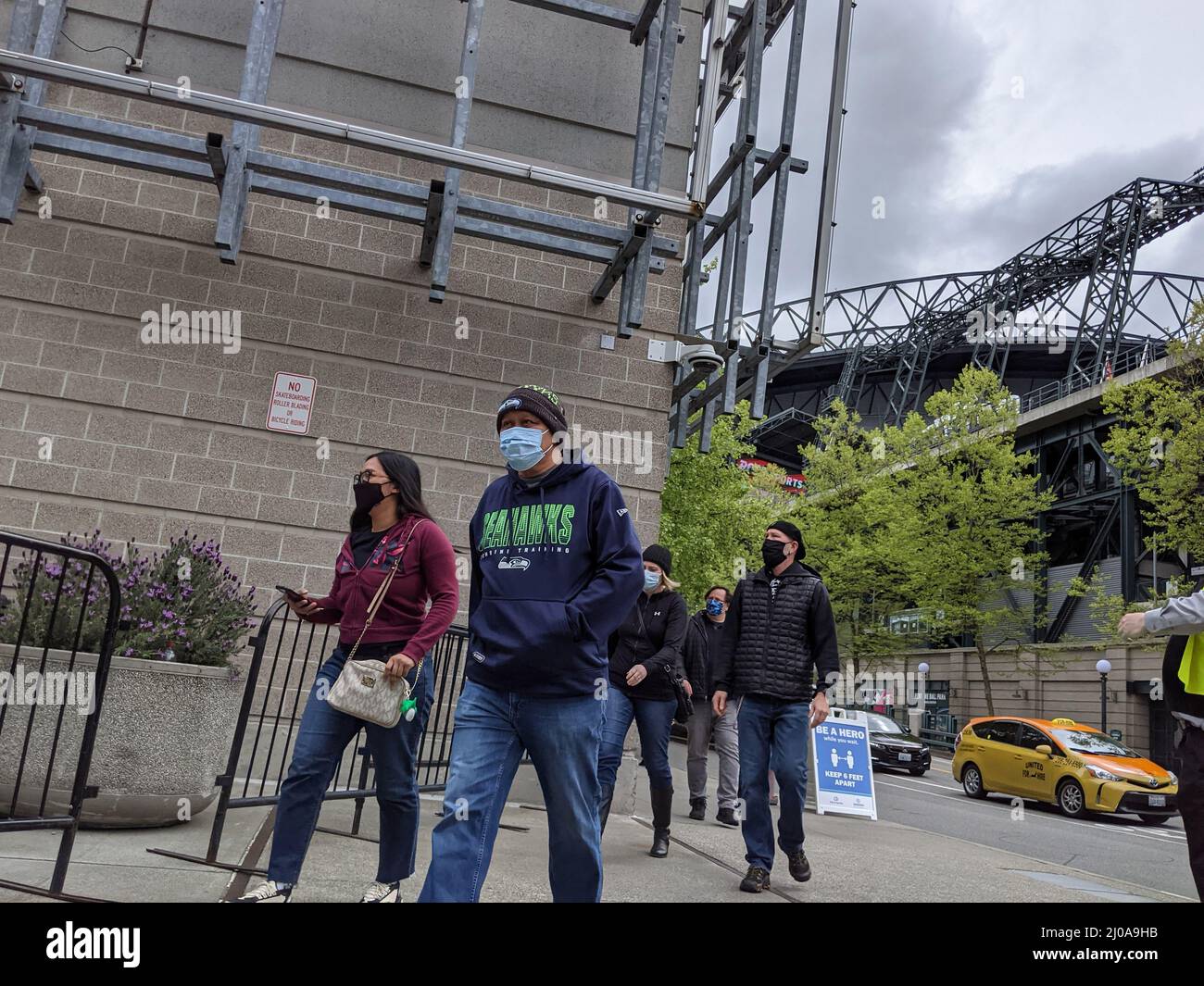 Seattle, WA USA - circa maggio 2021: Vista di linee separate per le persone a fare la fila per gli screening sulla salute prima di ottenere il vaccino covid 19. Foto Stock