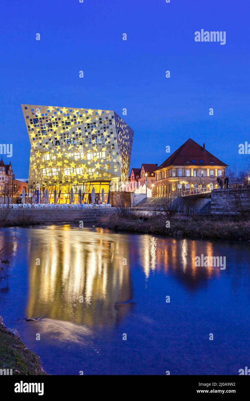 schwäbisch Gmünd con Forum e il fiume di pietre al crepuscolo viaggio viaggiare città città ritratto formato notte in Germania Foto Stock