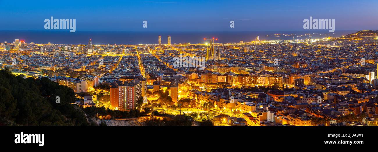 Panorama della città di Barcellona con la Sagrada Familia chiesa cattedrale panorama in Spagna crepuscolo Foto Stock