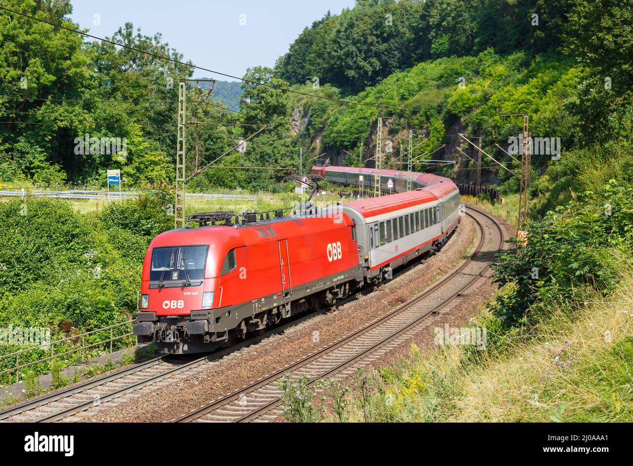 Amstetten, Germania - 21 luglio 2021: Treno Intercity IC di ÖBB Österreichische Bundesbahnen su Geislinger Steige vicino Amstetten, Germania. Foto Stock