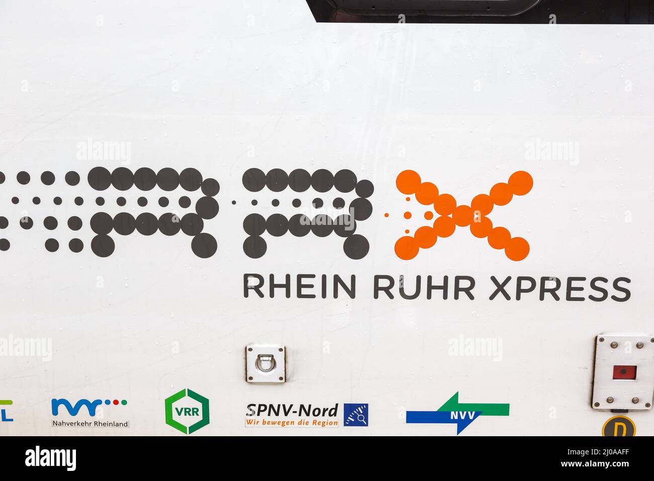 Colonia, Germania - 3 agosto 2021: Logo Rhein Ruhr Xpress RRX su un treno alla stazione ferroviaria principale di Köln Hauptbahnhof Hbf a Colonia, Germania. Foto Stock