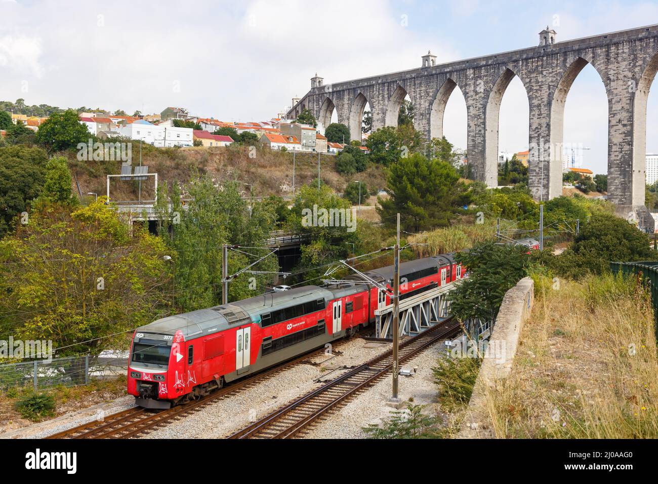 Lisbona, Portogallo - 24 settembre 2021: Ferrovia ferroviaria all'acquedotto Aqueduto das Aguas Livres a Lisbona Lisboa, Portogallo. Foto Stock