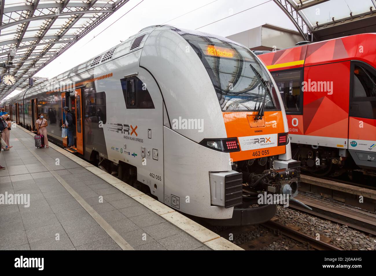 Colonia, Germania - 3 agosto 2021: Rhein Ruhr Xpress treno RRX Siemens Desiro HC tipo alla stazione ferroviaria principale di Köln Hauptbahnhof Hbf a Colonia, in tedesco Foto Stock