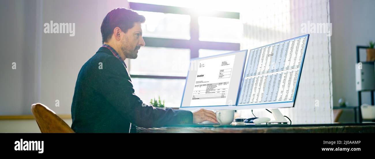 Gestione delle imposte sulle fatture aziendali. Contabile che utilizza Monitor Foto Stock