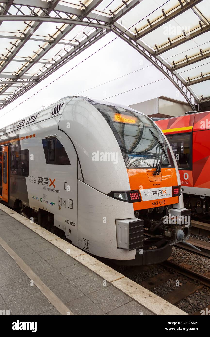 Colonia, Germania - 3 agosto 2021: Rhein Ruhr Xpress treno RRX Siemens Desiro HC tipo alla stazione ferroviaria principale di Köln Hauptbahnhof Hbf formato ritratto in Foto Stock