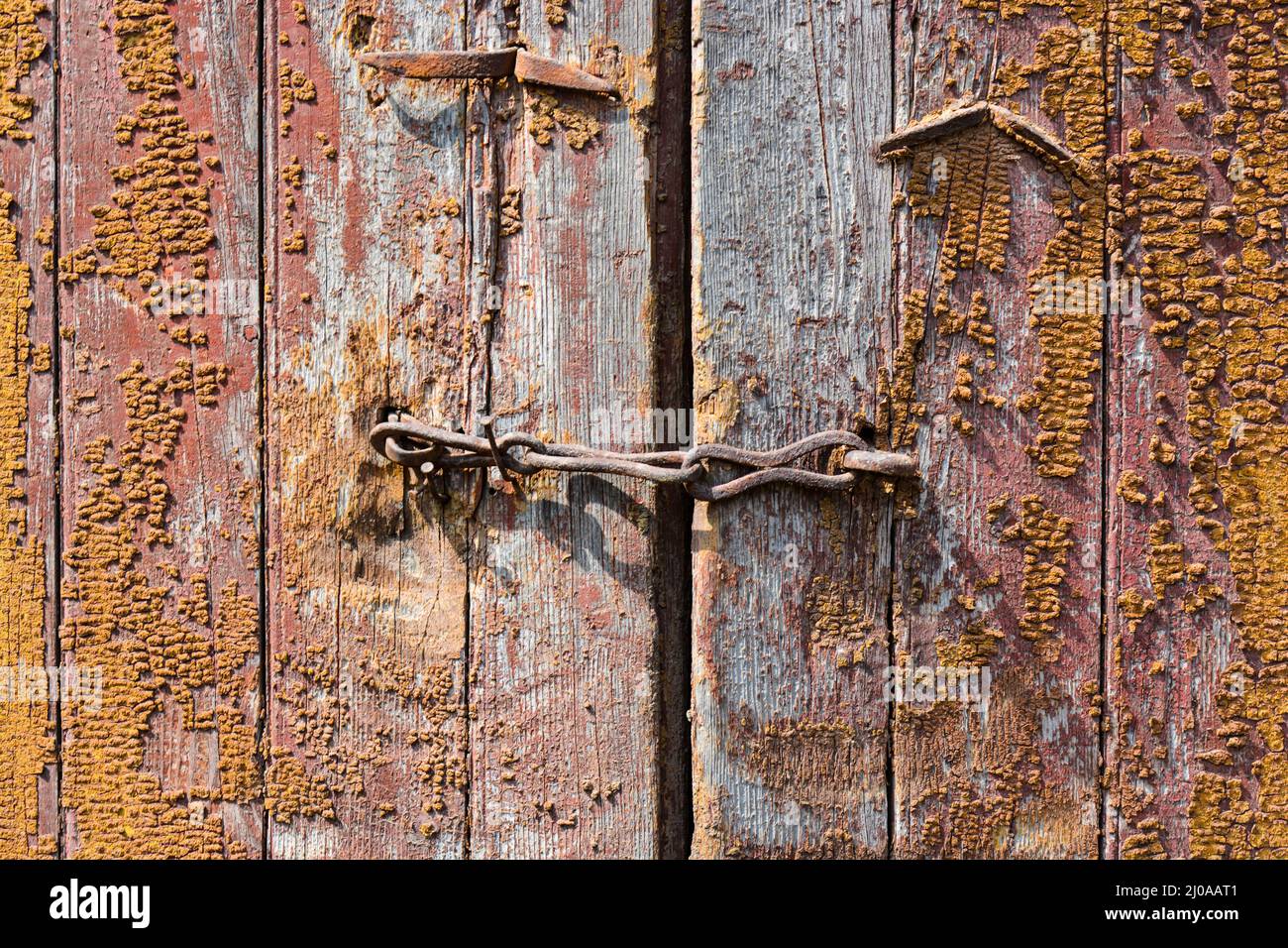 Antica porta rustica in legno del quartiere ferroviario dell'epoca coloniale britannica nel subcontinente indiano Foto Stock