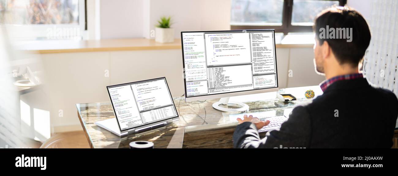 Programmatore di computer che scrive il codice di programma sul computer in Office Foto Stock
