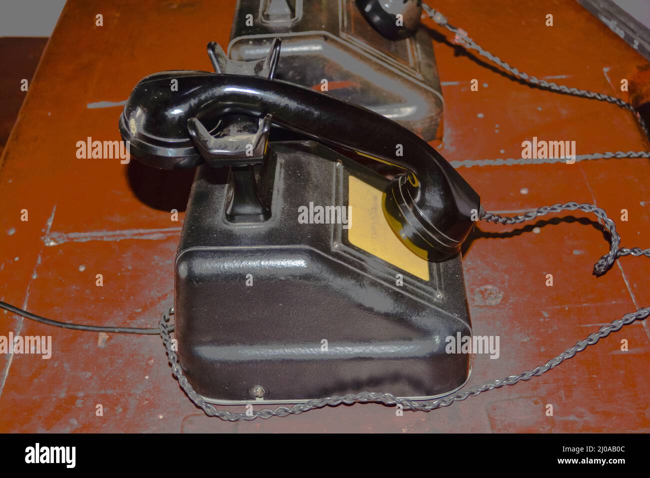 Vecchio telefono analogico ancora utilizzato della rete ferroviaria dell'era coloniale britannica nel subcontinente Foto Stock