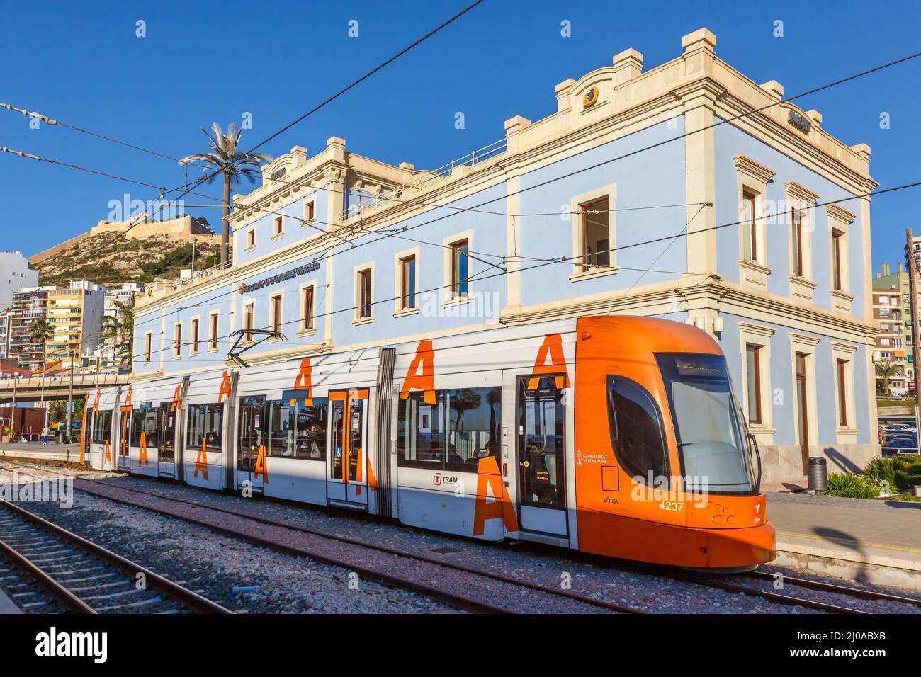 Alicante, Spagna - 17 febbraio 2022: Modern Bombardier Flexity Outlook tram ferroviario leggero Alacant trasporto pubblico traffico di transito in Alic Foto Stock