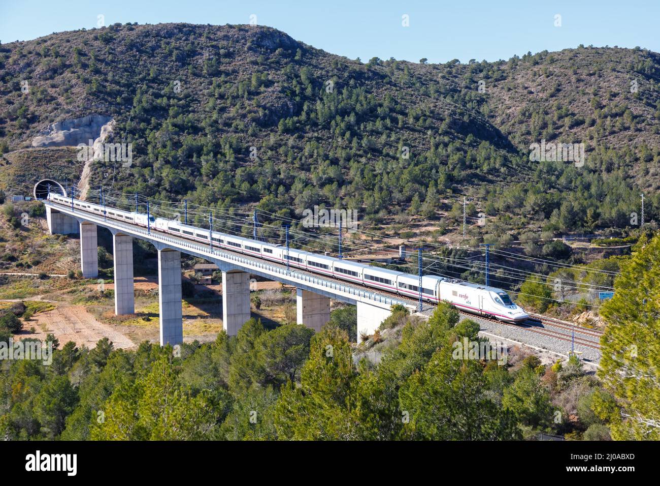 Roda de Bera, Spagna - 20 febbraio 2022: Treno ad alta velocità Tango 350 della RENFE sulla linea ferroviaria ad alta velocità Madrid - Barcellona vicino a Roda de Bera Foto Stock
