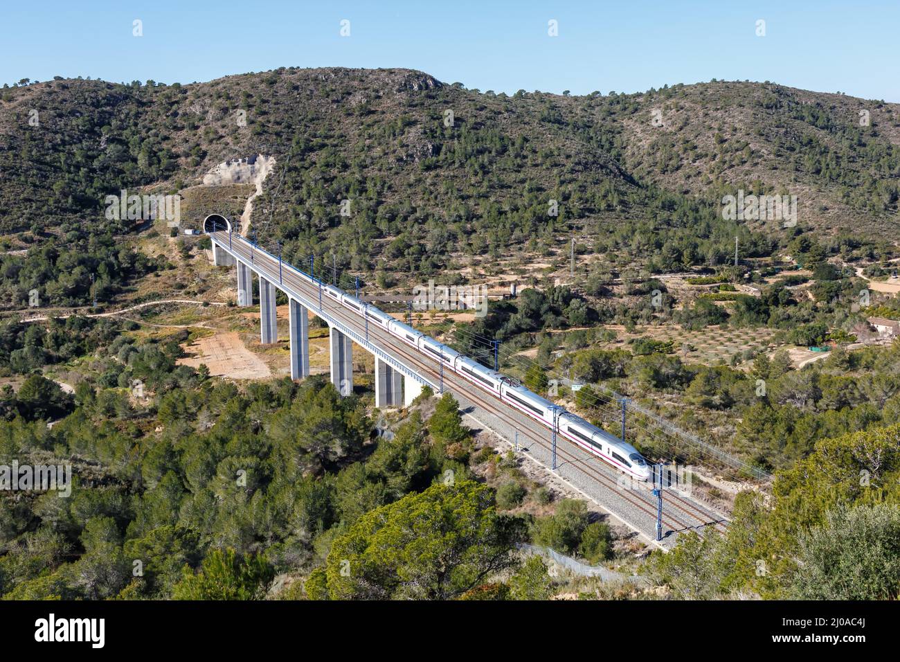 Roda de Bera, Spagna - 20 febbraio 2022: AVE Siemens Velaro treno ad alta velocità RENFE sulla linea ferroviaria ad alta velocità Madrid - Barcellona vicino a Roda Foto Stock